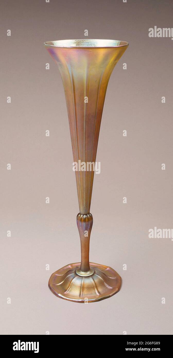 Louis Comfort Tiffany. Vase - 1911/25 - Louis Comfort Tiffany American, 1848 - 1933. Verre Favrile. 1911 - 1925. États-Unis. Banque D'Images