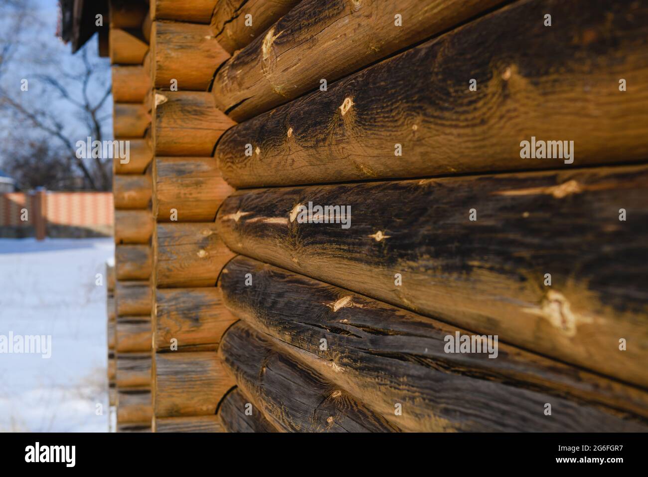 Belle texture de la maison de campagne en bois villa en arrière-plan d'hiver pendant la journée ensoleillée, bois non peint Banque D'Images