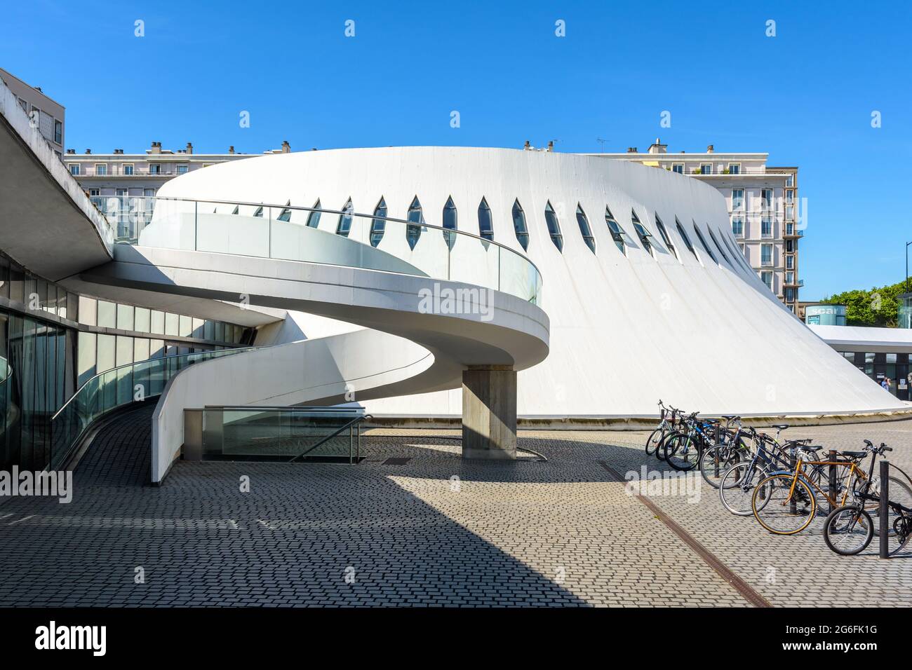 La rampe en spirale et le 'petit volcan' qui abrite la bibliothèque publique Oscar Niemeyer au Havre, en France. Banque D'Images