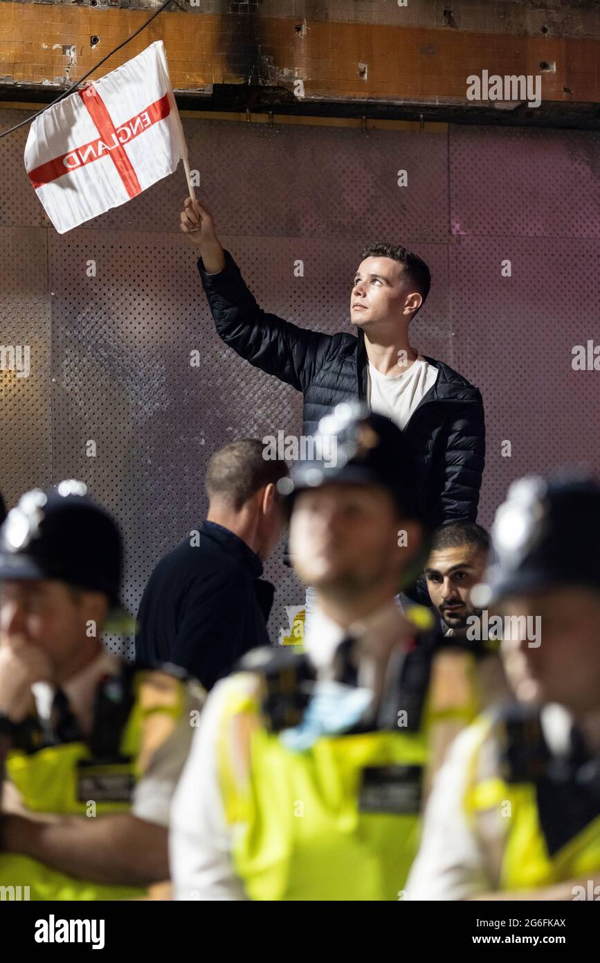 Les fans de football anglais fêtent à Leicester Square après le match Euro 2020 Angleterre contre Ukraine, Londres, 3 juillet 2021 Banque D'Images