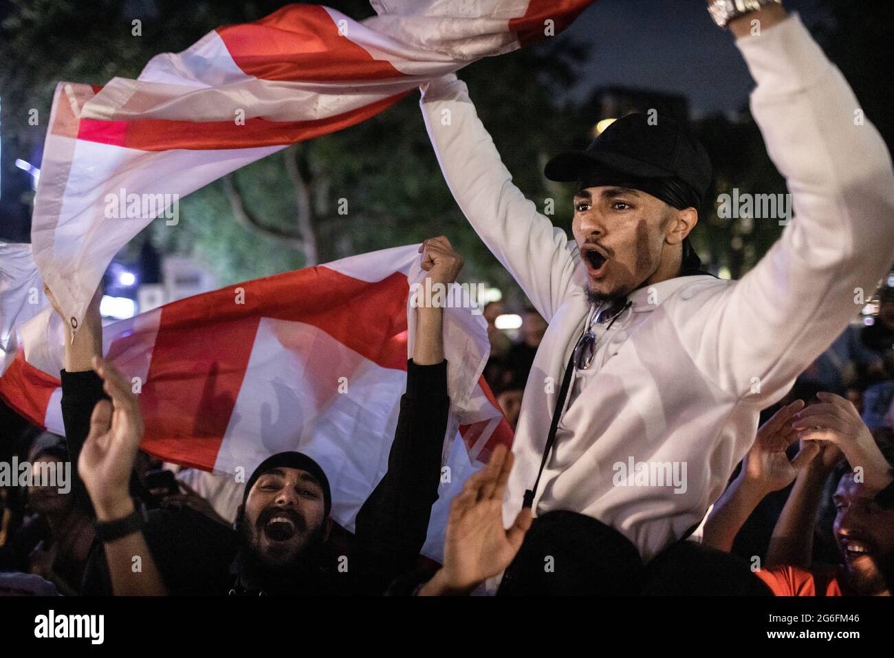 Les fans de football anglais fêtent à Leicester Square après le match Euro 2020 Angleterre contre Ukraine, Londres, 3 juillet 2021 Banque D'Images