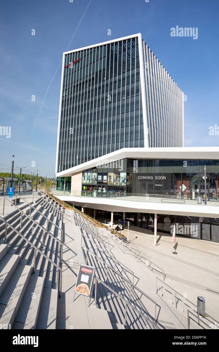 Europe, Luxembourg, Luxembourg, Kirchberg, Allen & Overy (cabinet d'avocats)  avec centre commercial Photo Stock - Alamy