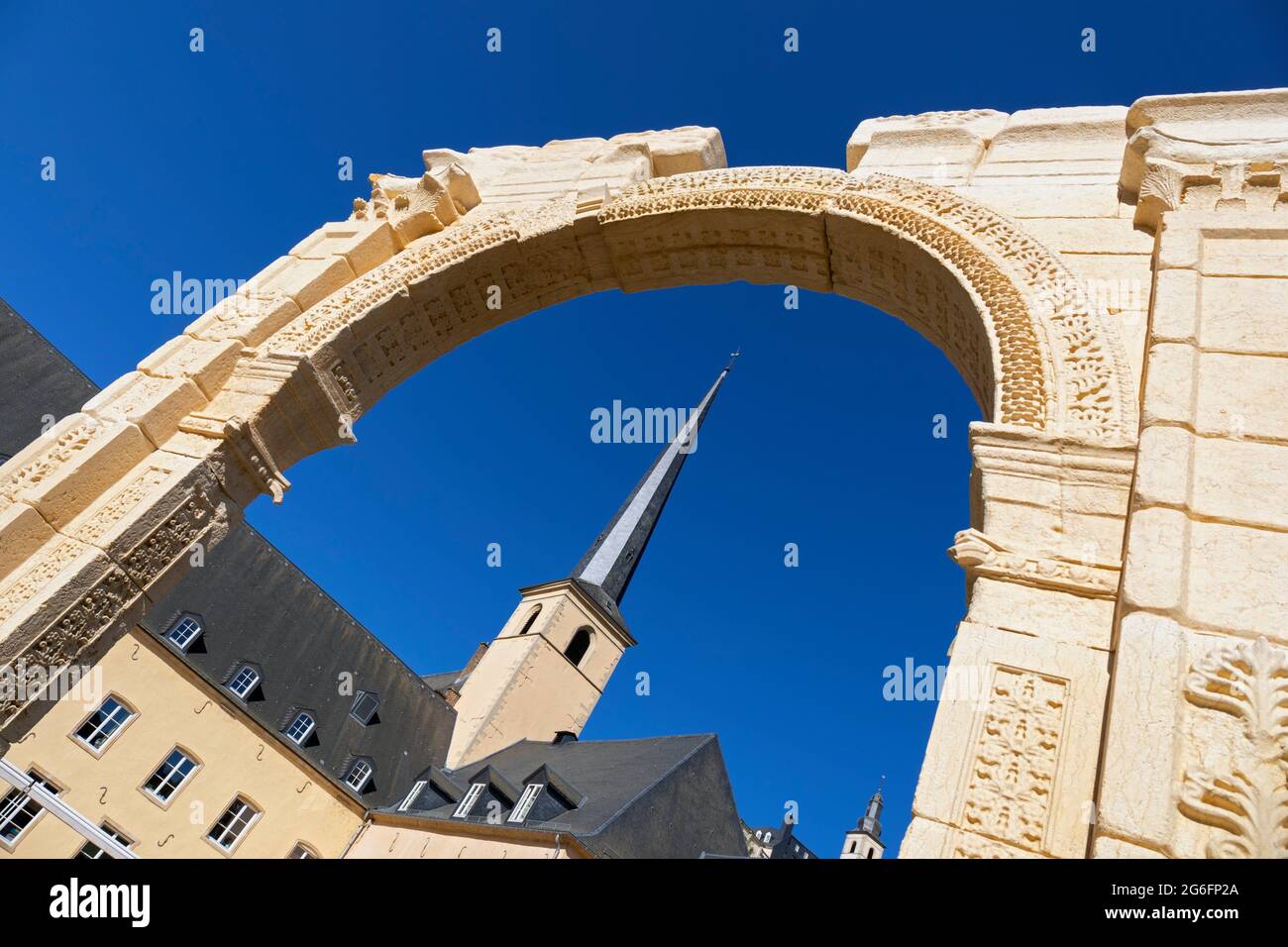 Europe, Luxembourg, ville de Luxembourg, église Saint-Jean-de-Grund et  centre culturel de Neimënster encadrés par la reproduction de l'ancienne  Arche de pierre Photo Stock - Alamy