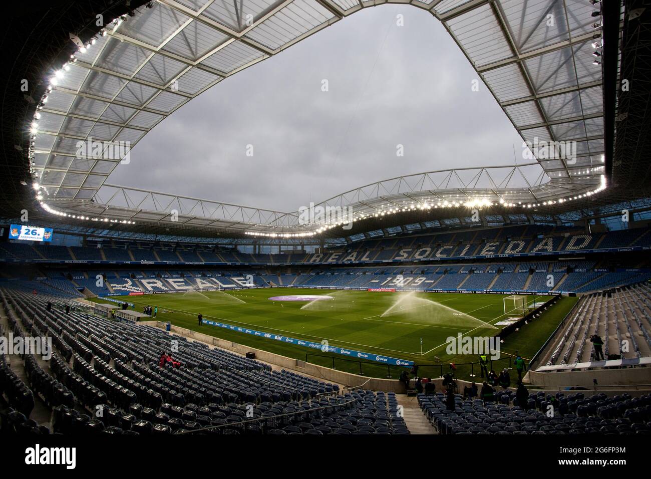 Le terrain du stade Anoeta (Reale Arena), étant arrosé avant un match de la Real Sociedad. Saint-Sébastien, Espagne. Banque D'Images