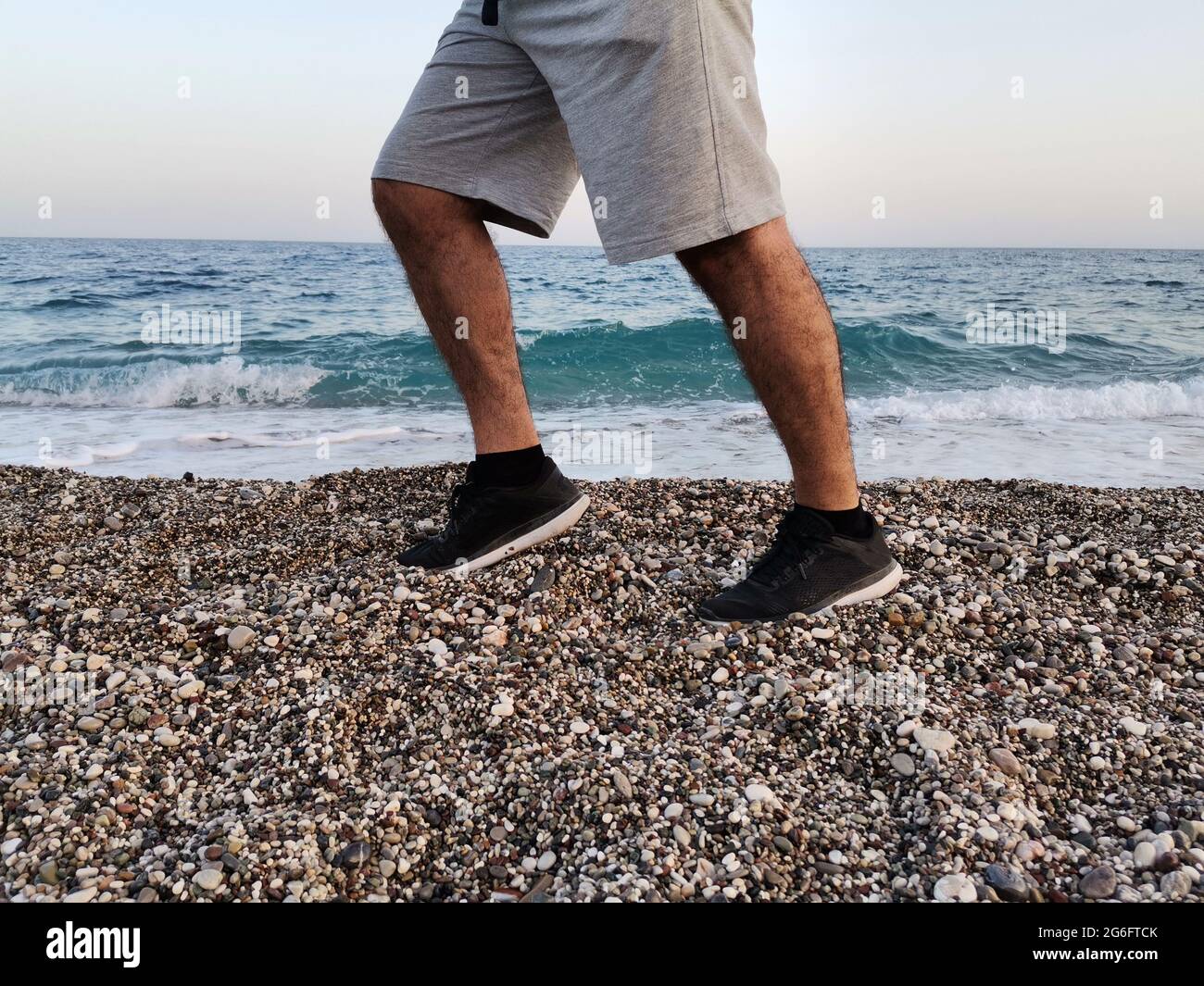 Homme marchant sur la plage. Un mode de vie sain. Sport de marche. Banque D'Images