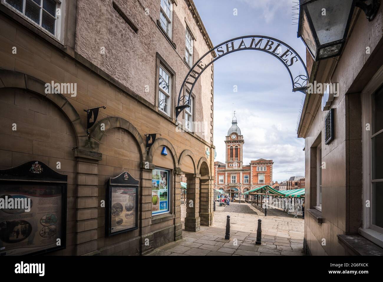 Place du marché de Chesterfield avec son propre hall, vue depuis la vieille allée dans les ruines. Beau centre-ville avec vieux bâtiments en pierre et tour de l'horloge. Banque D'Images