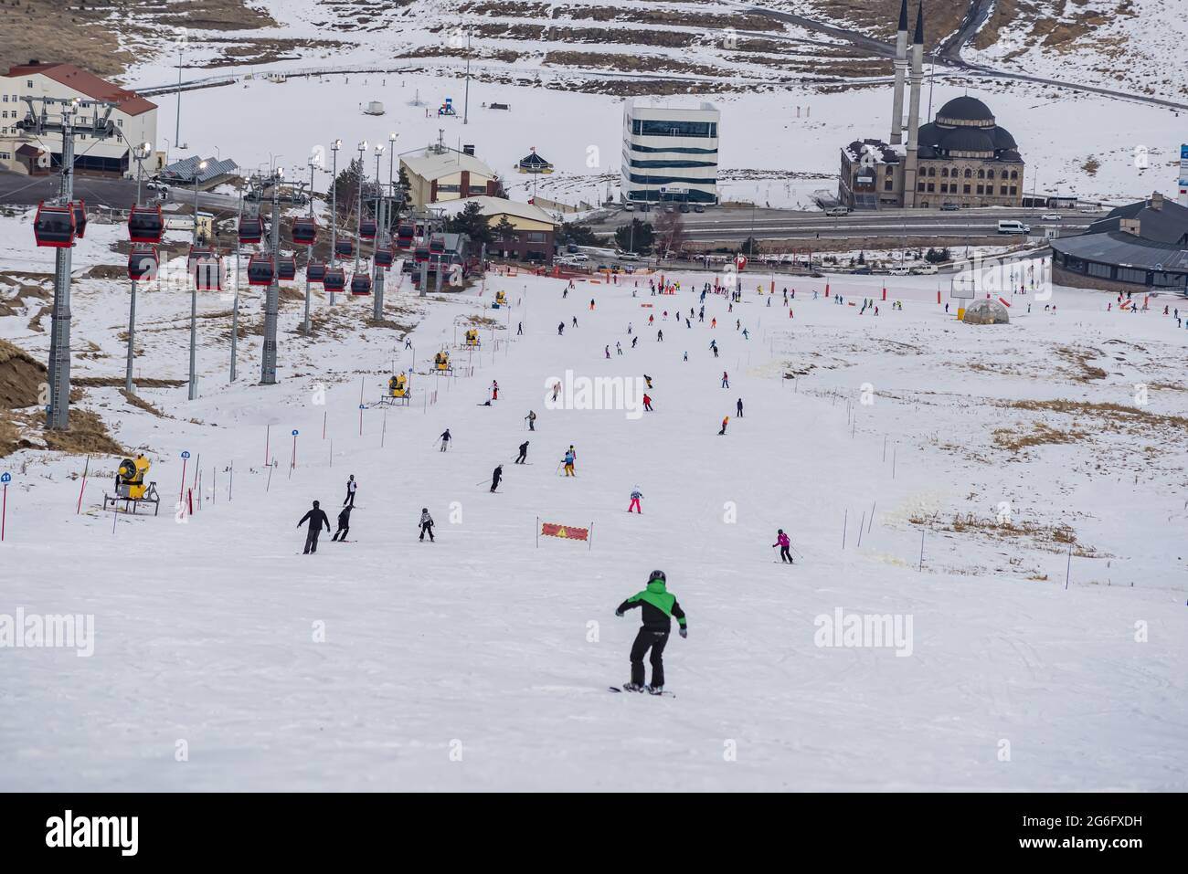 Ski sur la piste de ski Kayseri, vue sur Erciyes, Turquie. Banque D'Images