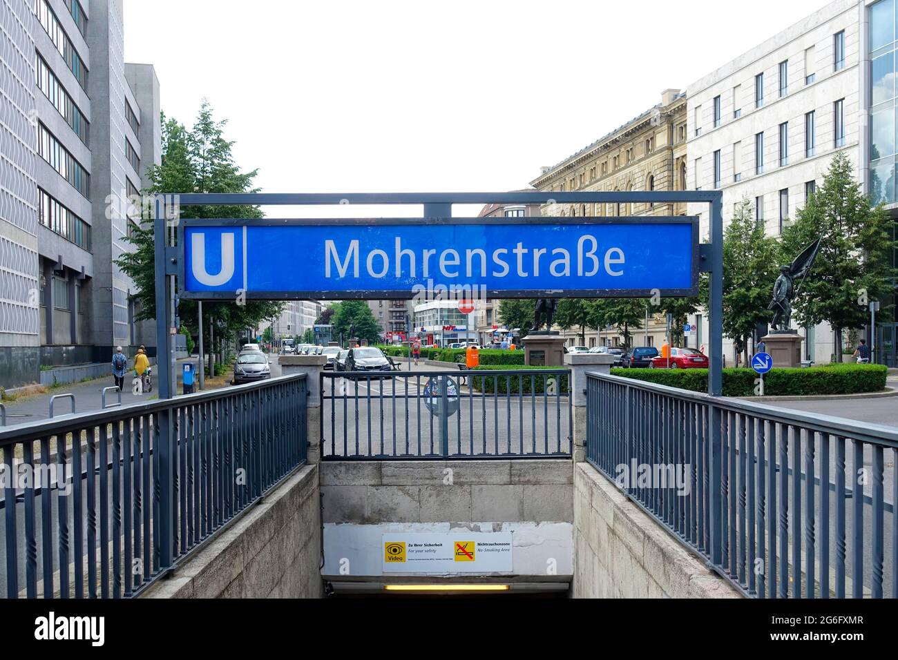 Mohrenstraße, station de métro, rue dans le centre de Berlin, Allemagne Banque D'Images