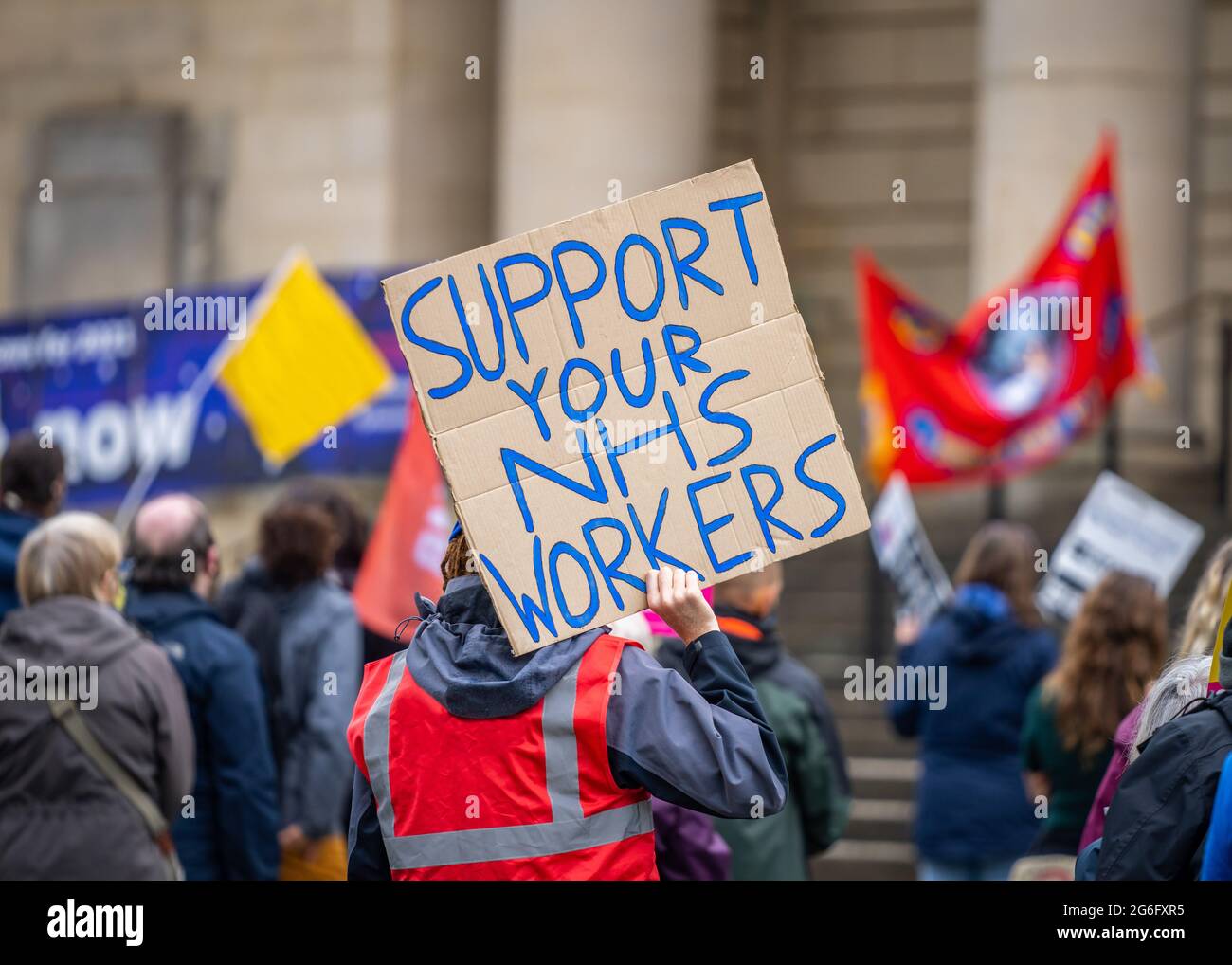 Soutenez vos employés du NHS lors d'un rassemblement de protestation tenant une pancarte maison pour obtenir le soutien du personnel clé du NHS en mars. Banque D'Images