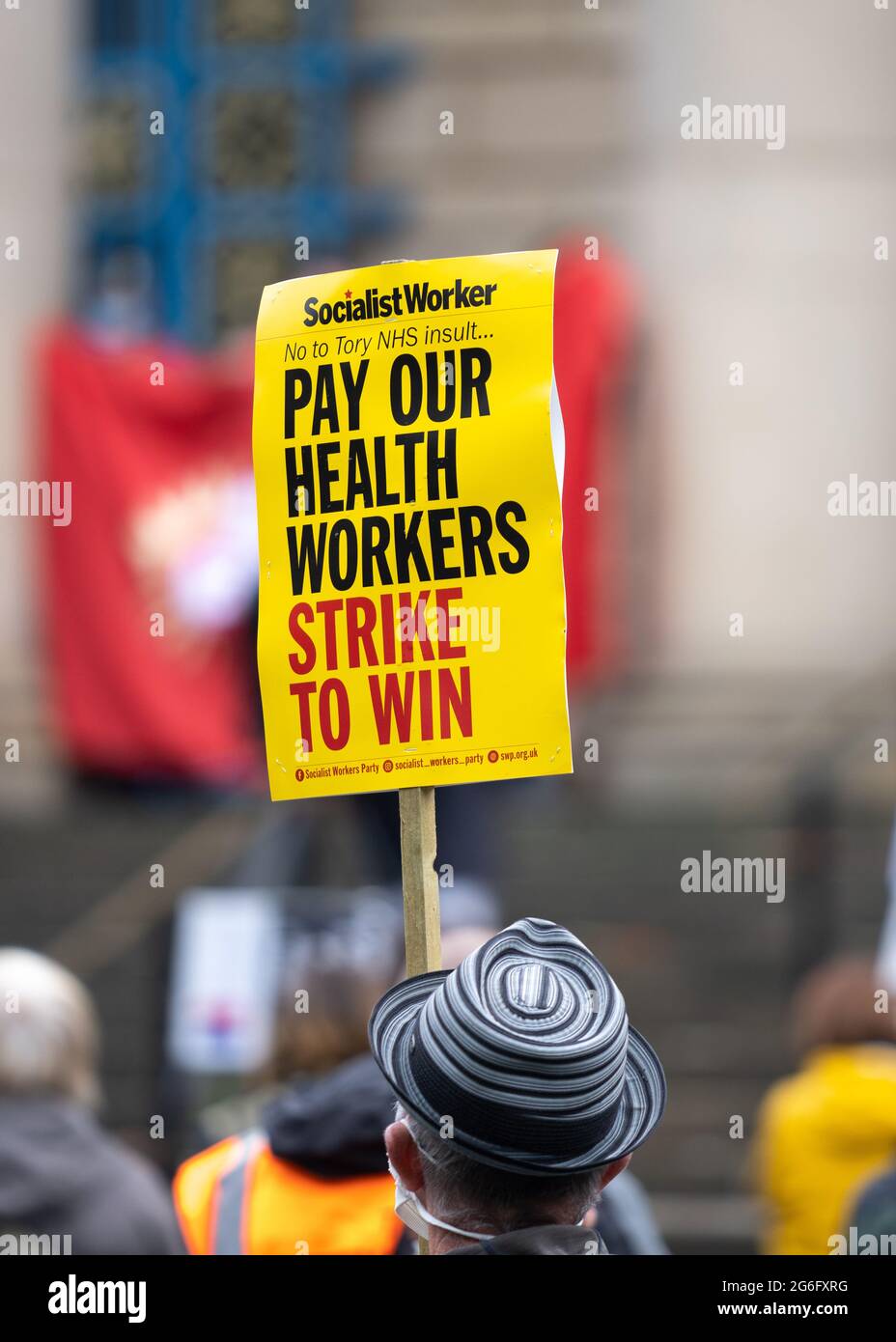 Soutenez vos employés du NHS lors d'un rassemblement de protestation tenant une pancarte maison pour obtenir le soutien du personnel clé du NHS en mars. Banque D'Images