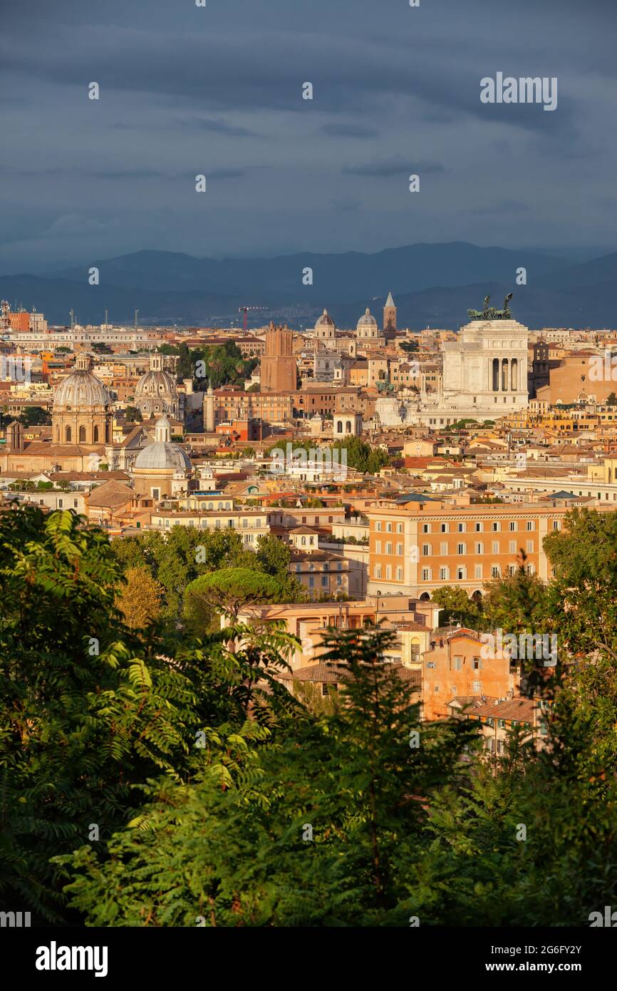 Ville de Rome au coucher du soleil en Italie, paysage urbain de la colline du Janicule (Gianicolo). Banque D'Images