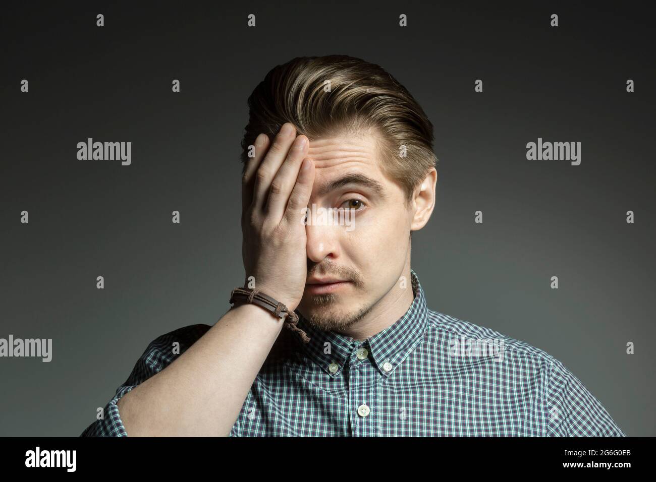 Portrait frustré homme avec la main couvrant le visage Banque D'Images