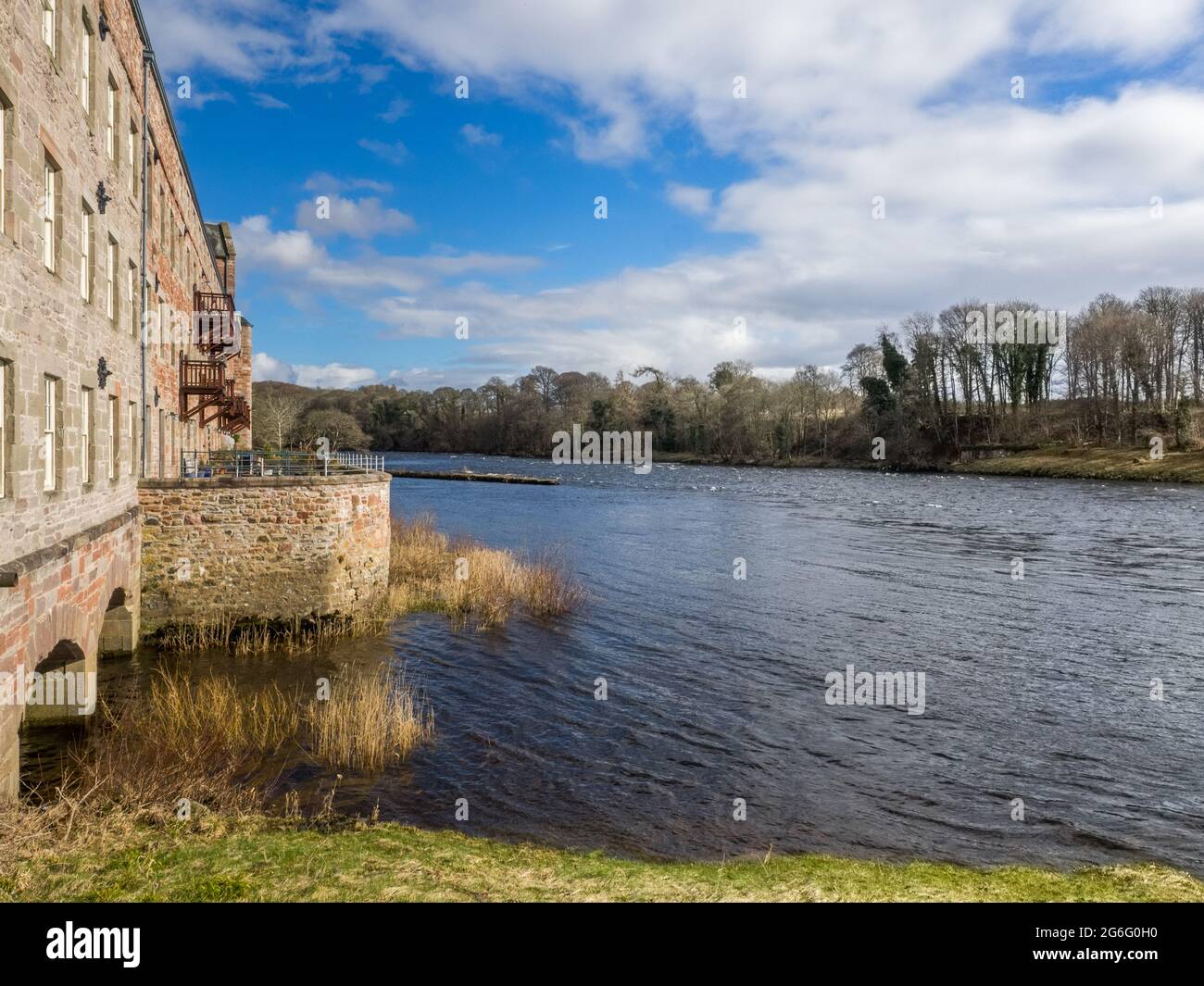 The River Tay à Stanley Mills Perthshire Scotland une ancienne usine de coton alimentée par l'eau sur les rives de la célèbre rivière de pêche au saumon. Banque D'Images