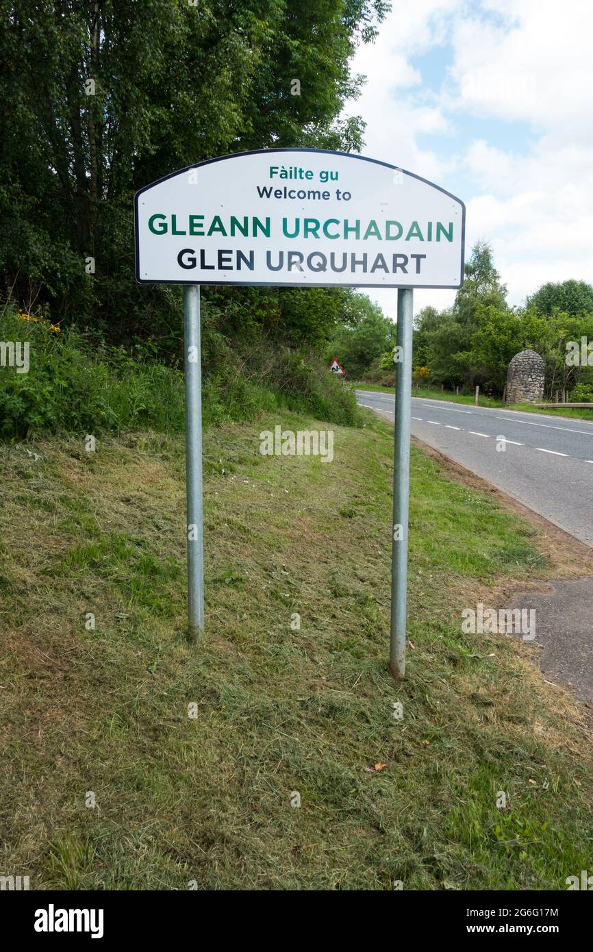 Panneau pour Glen Urquhart en anglais et Galic, Écosse, Royaume-Uni. Banque D'Images