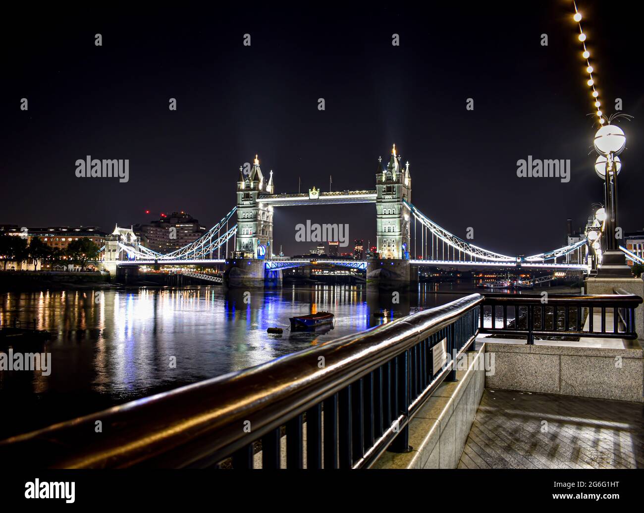 La nuit, vue sur Tower Bridge dans toute sa splendeur. Banque D'Images