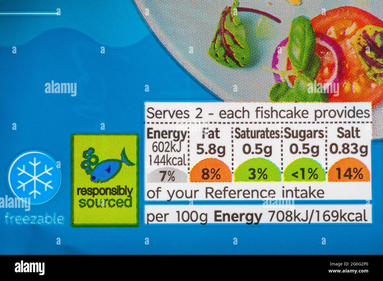 Informations nutritionnelles système de signalisation routière avec code couleur et symbole de source responsable sur le paquet de galettes de poisson M&S Haddock Banque D'Images