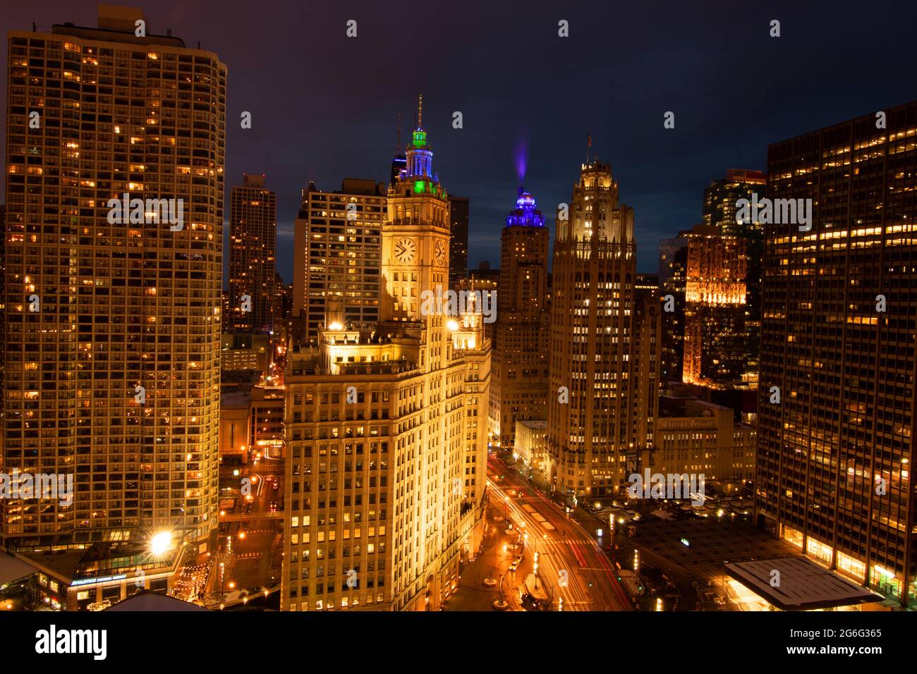 Photo nocturne de Tribune Crossing Chicago dans la soirée, Chicago, Illinois, États-Unis Banque D'Images