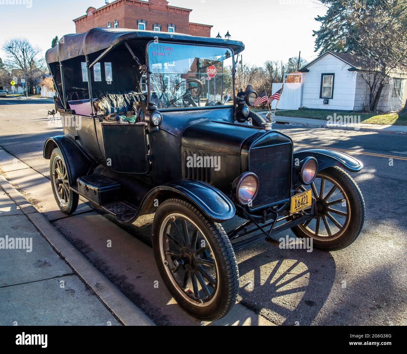 Vintage 1919 Ford modèle T stationné le long d'une rue de la ville au début de l'hiver.Coût $235 nouveau. Banque D'Images