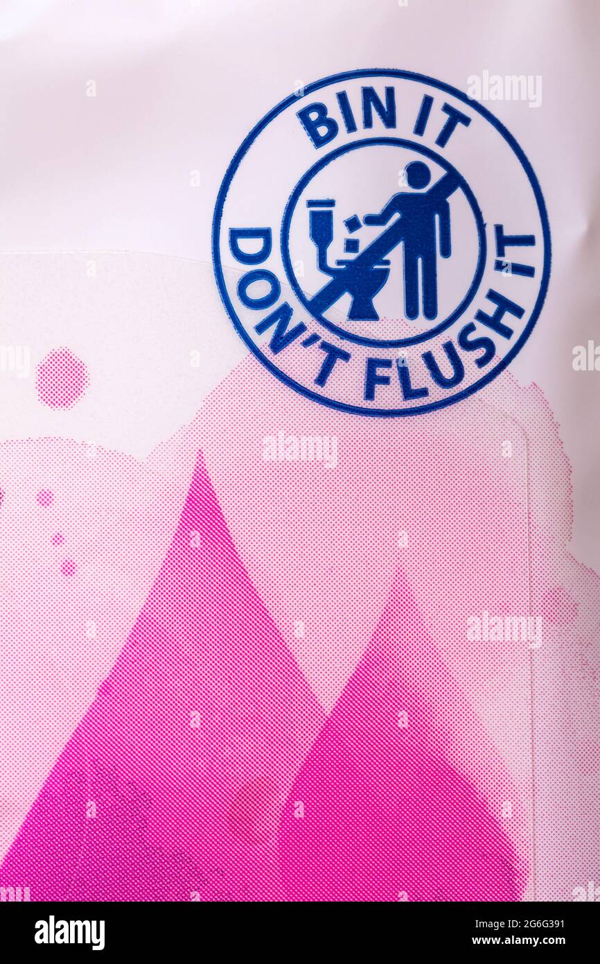Le symbole Bin IT Don't Flush IT est apposé sur le paquet de lingettes nettoyantes biodégradables Boots pour le visage Banque D'Images