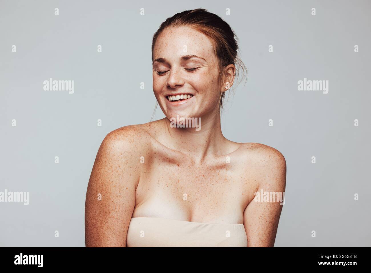 Portrait d'une femme heureuse. Gros plan d'une femme avec des taches de rousseur sur le corps dans une humeur gaie. Banque D'Images