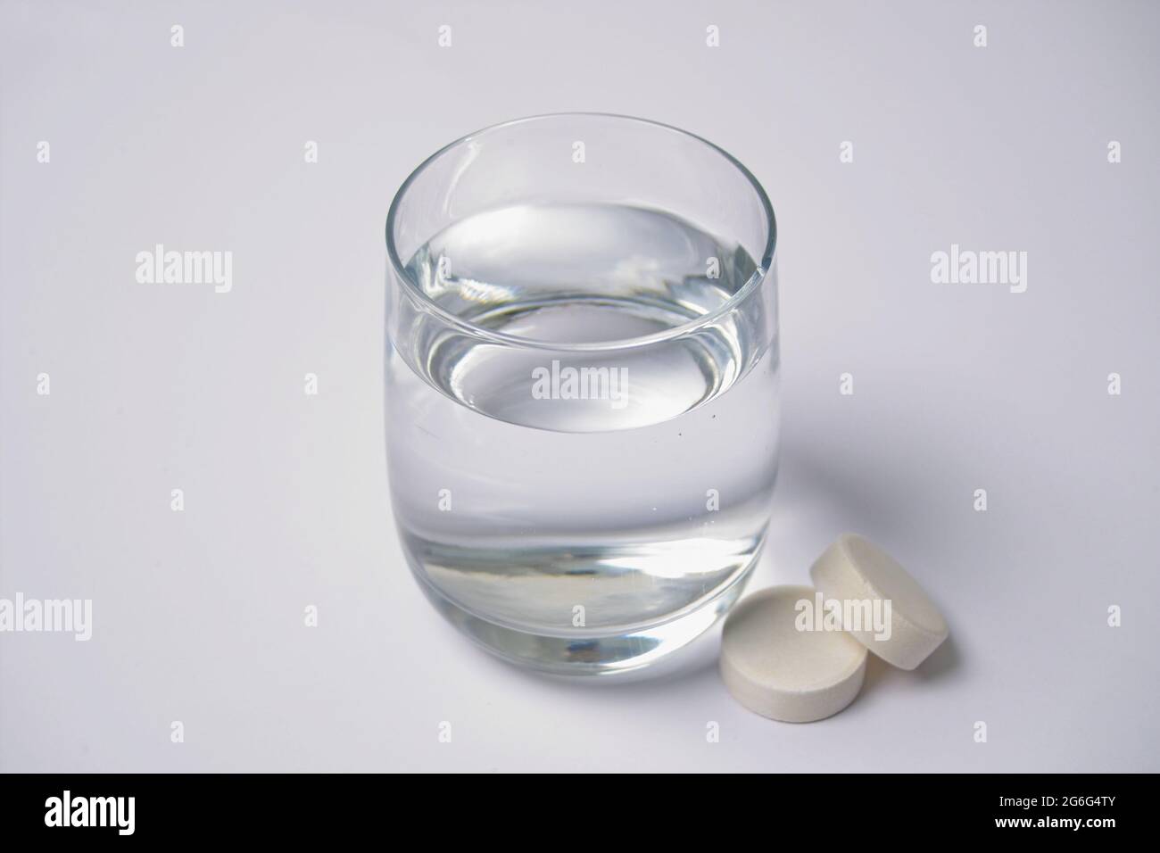 verre d'eau avec comprimés de vitamine Banque D'Images