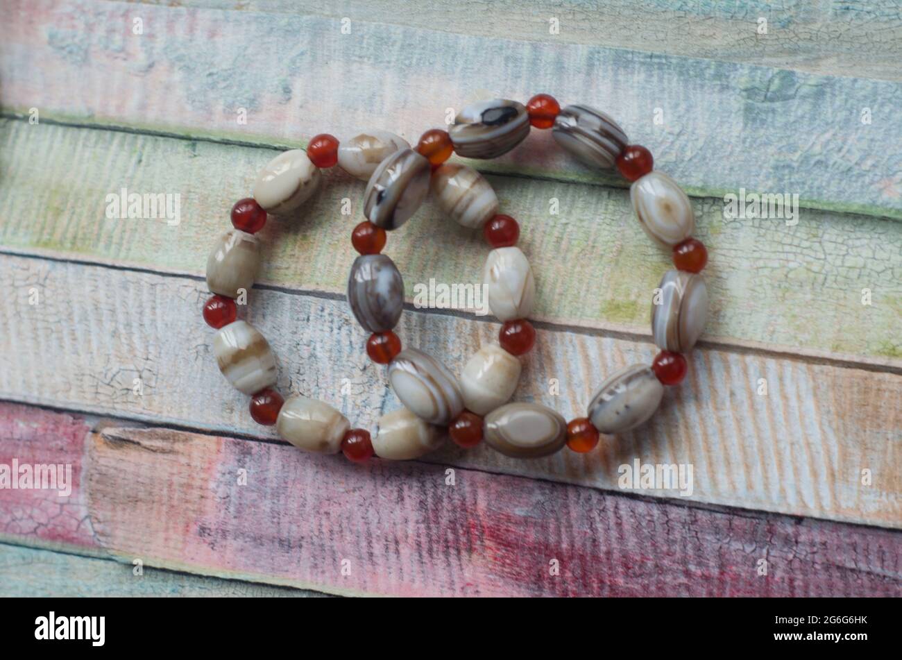 Bracelets d'une pierre naturelle agate améthyste aventurine angelite lave chrysocolla carnélien fluorite caholong larimar. Photo de bijoux. Banque D'Images