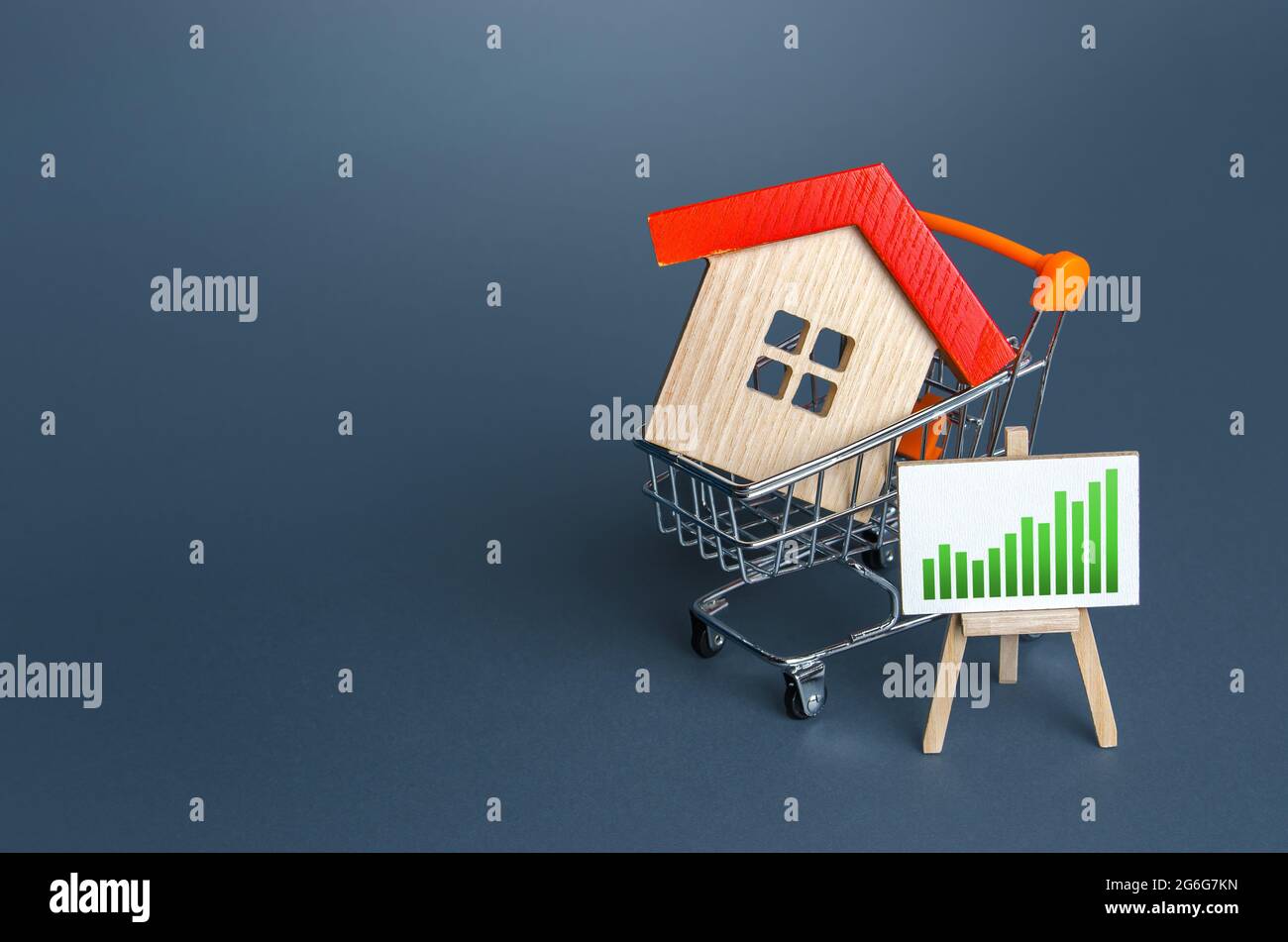 Maison dans un panier et un chevalet avec une tendance positive. Reprise du marché immobilier, croissance des prix et demande de logements. Rentabilité Banque D'Images