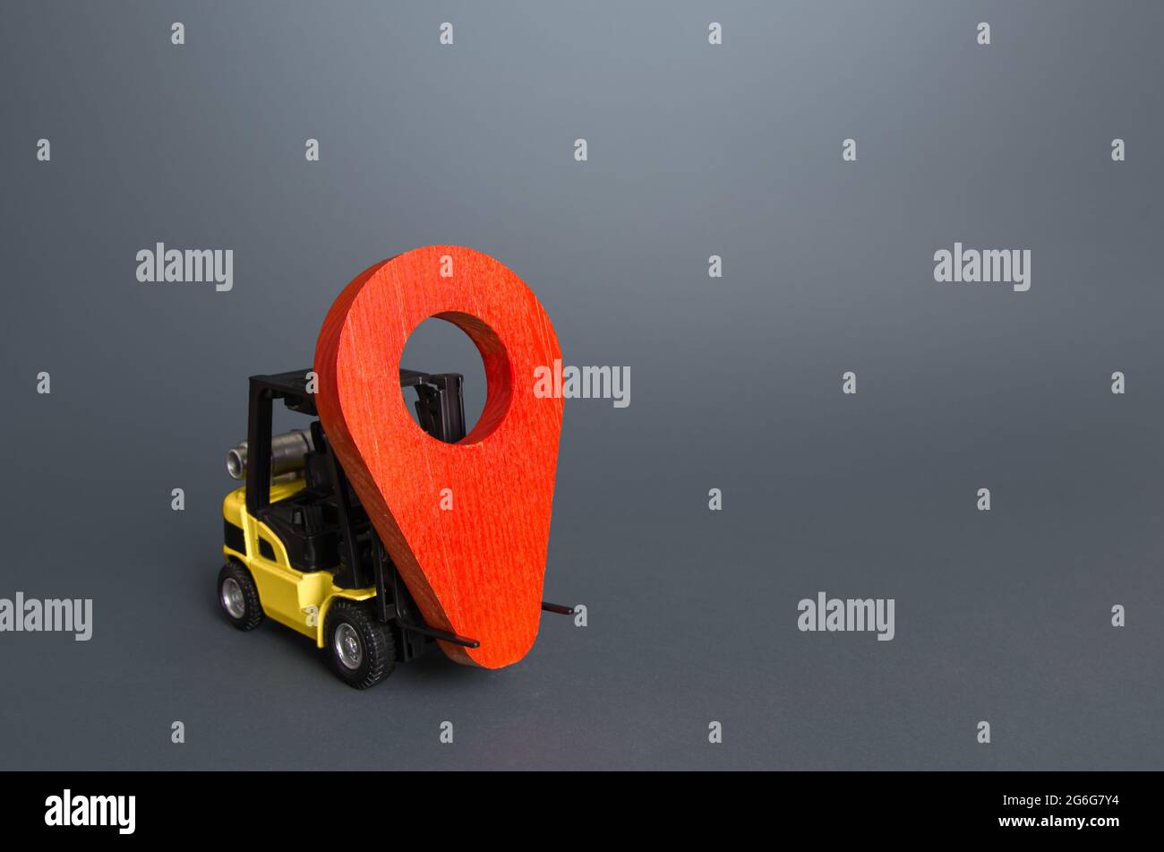 Le chariot élévateur jaune porte un pointeur à broche rouge. Services de transport et logistique, gestion d'entrepôt. Suivi en temps réel des livraisons et Banque D'Images