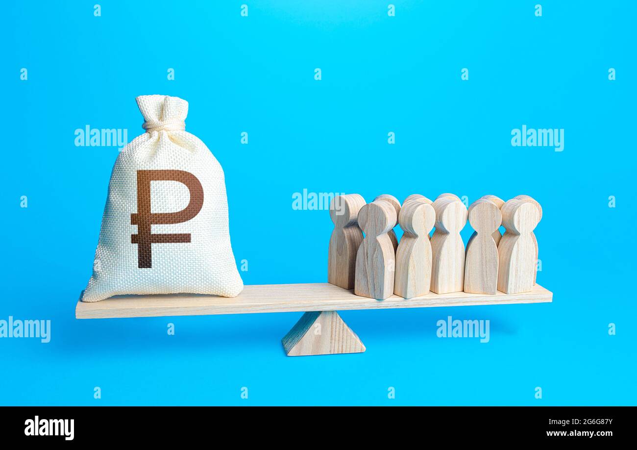 Un sac de roubles russes et de personnes sur des balances. Paiement des salaires du personnel. Maintenance du personnel. Investisseurs investissements, actionnaires. Soutien financier. PR Banque D'Images