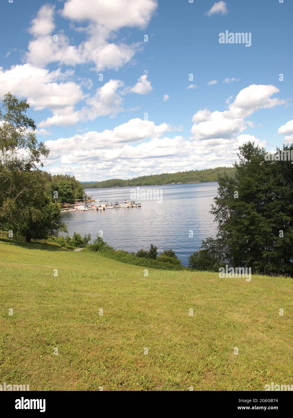 Indian Lake, New York, dans le parc national d'Adirondack avec élévation de la lune et vue sur Indian Lake Shore. Banque D'Images