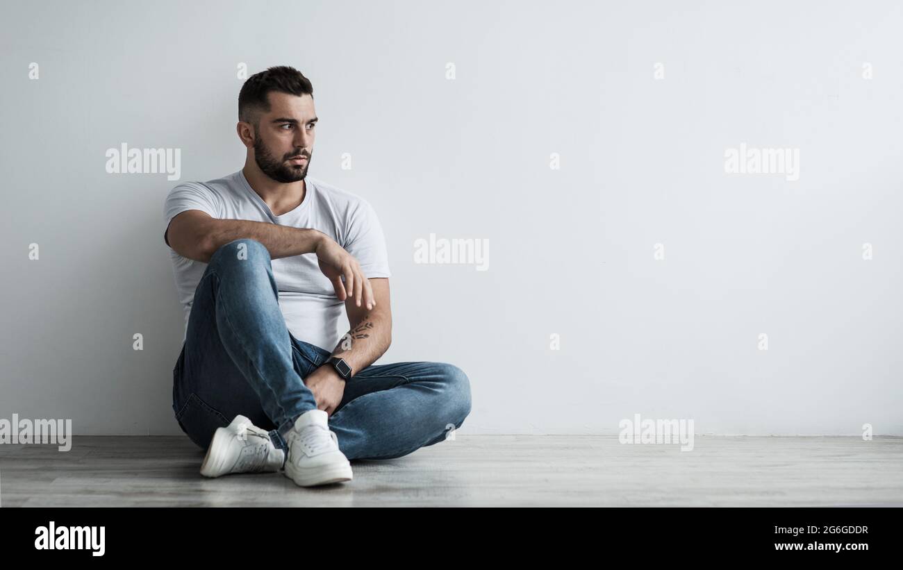 Seul homme beau triste, stressé dans l'auto-isolement, souffrant d'agoraphobie, dépression Banque D'Images