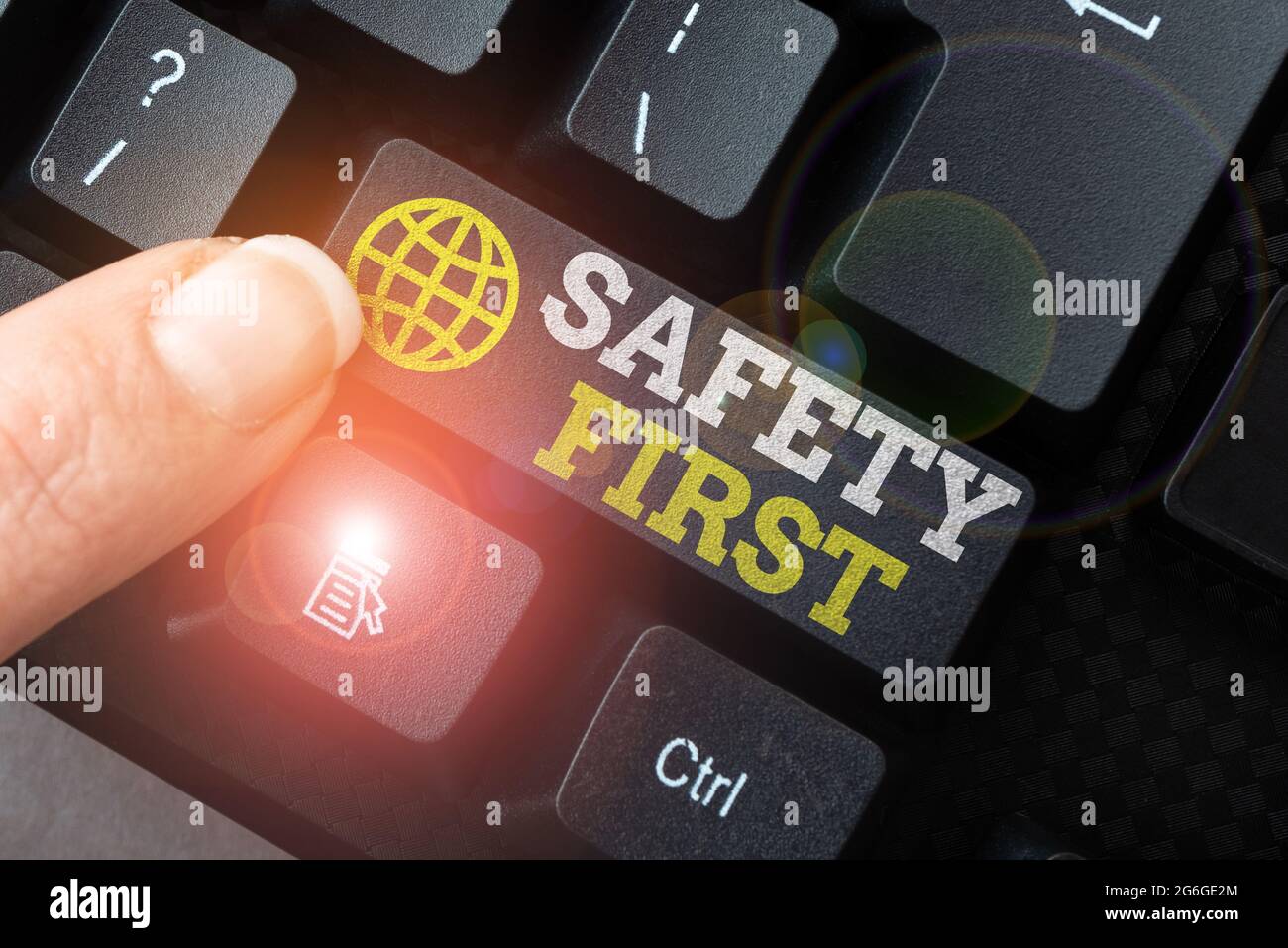 Affiche indiquant la sécurité d'abord. Mot pour éviter tout risque inutile Live en toute sécurité soyez prudent attention Lady doigt montrant-appuyant sur les touches du clavier Banque D'Images