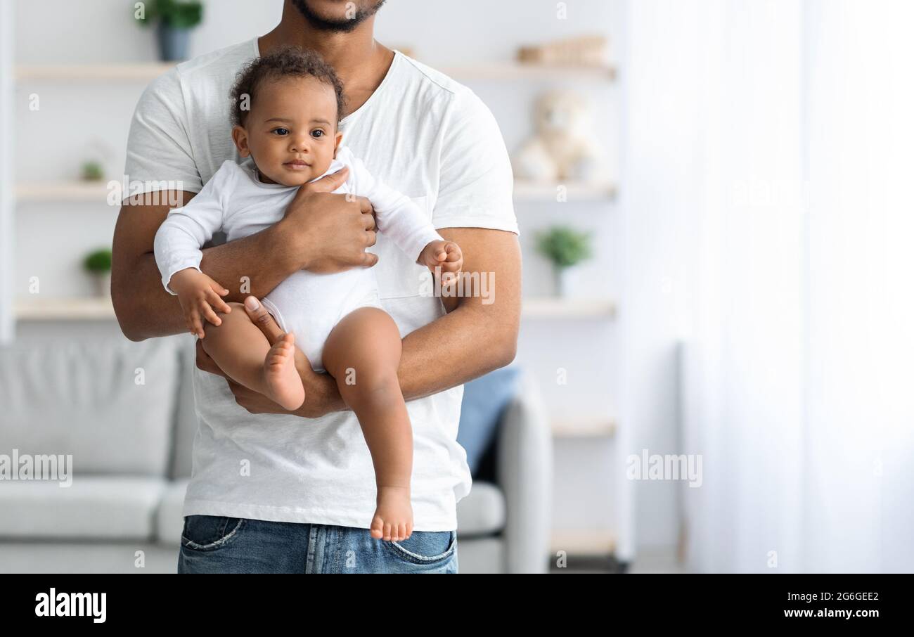 Portrait De Bebe Petit Nouveau Ne Noir Mignon Reposant Dans Les Bras Du Pere Photo Stock Alamy Portrait De Bebe Petit Nouveau Ne Noir Mignon Reposant Dans Les Bras Du Pere Photo Stock Alamy