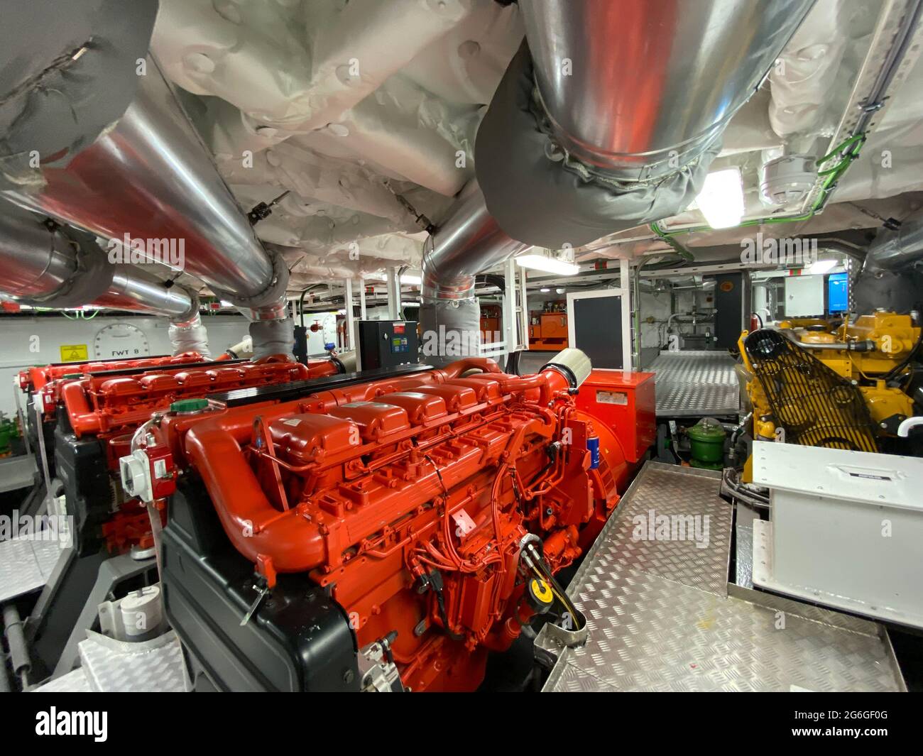 Salle de machines brillante d'un bateau de service de ferme de pêche comprenant plusieurs équipements Banque D'Images