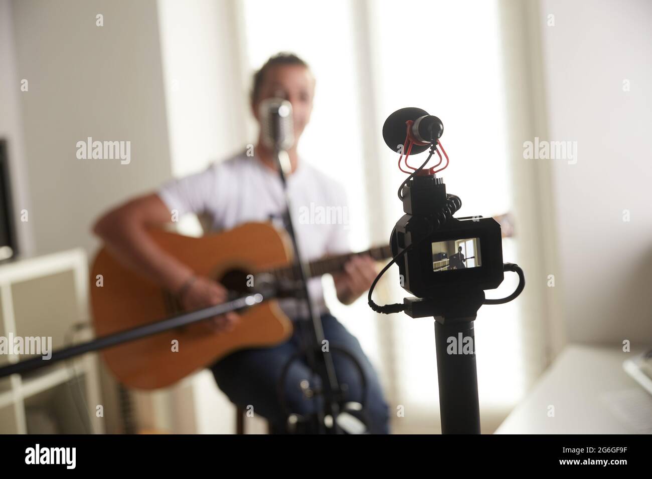 enregistrement d'un guitariste dans un studio à domicile Banque D'Images