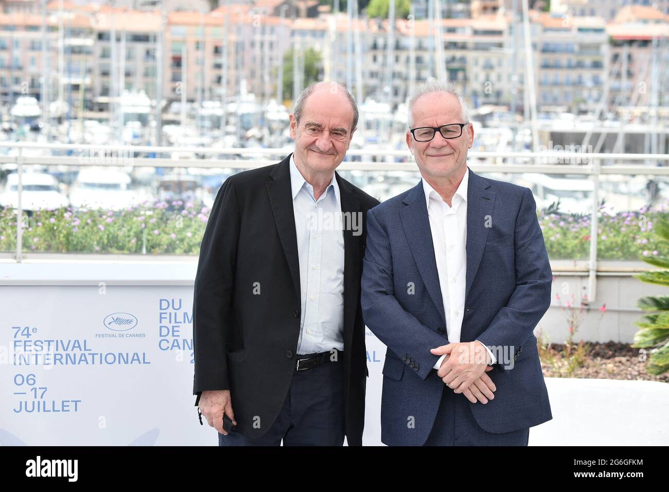Thierry Fremaux (R), délégué général du Festival de Cannes et directeur du Festival de Cannes Pierre Lescure pose à un photocall le 6 juin 2021, à Cannes, en France, en prévision de l'ouverture du 74e Festival du film qui se tiendra du 6 au 17 juillet. Photo de David Niviere/ABACAPRESS.COM Banque D'Images