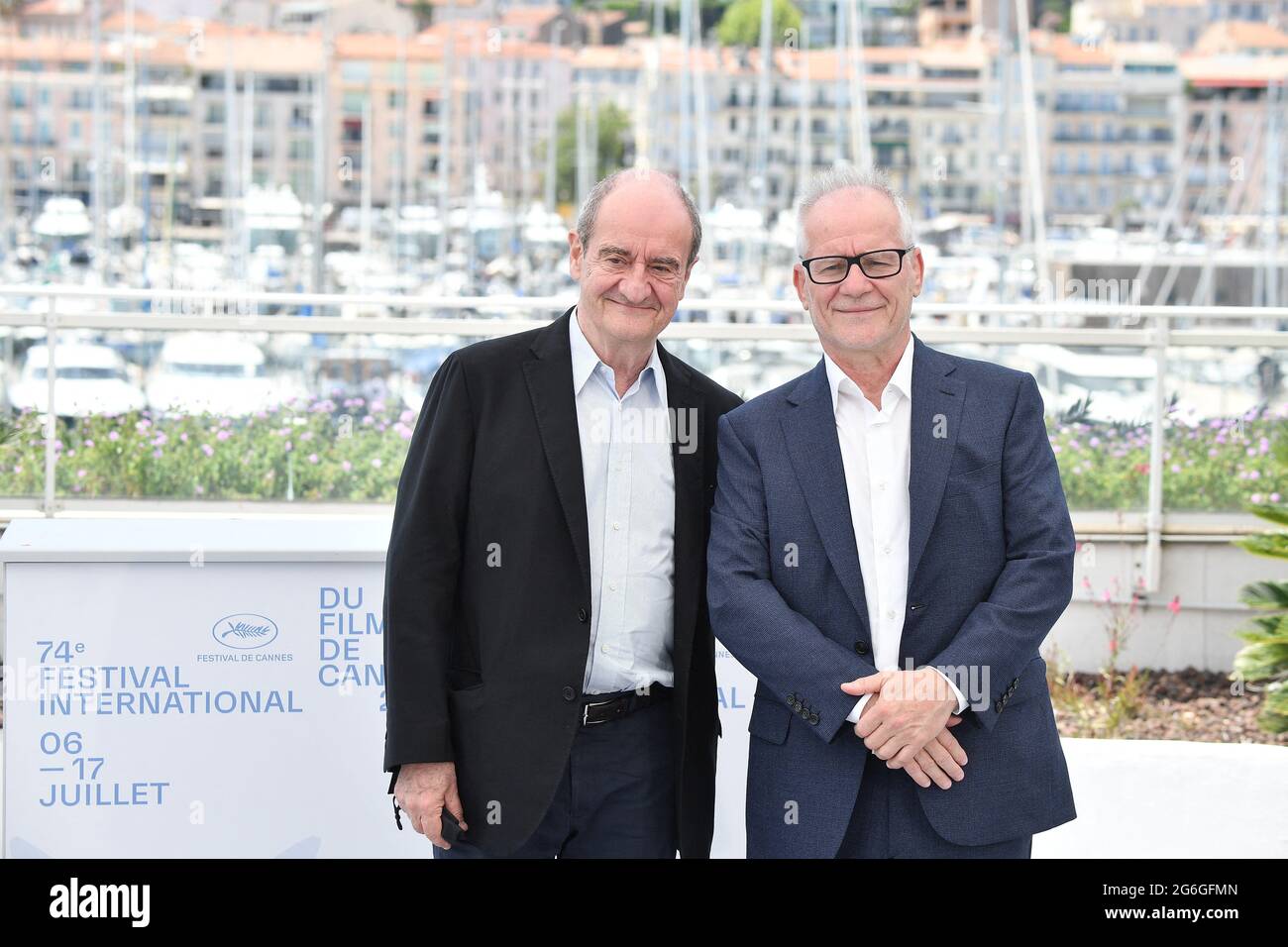Thierry Fremaux (R), délégué général du Festival de Cannes et directeur du Festival de Cannes Pierre Lescure pose à un photocall le 6 juin 2021, à Cannes, en France, en prévision de l'ouverture du 74e Festival du film qui se tiendra du 6 au 17 juillet. Photo de David Niviere/ABACAPRESS.COM Banque D'Images