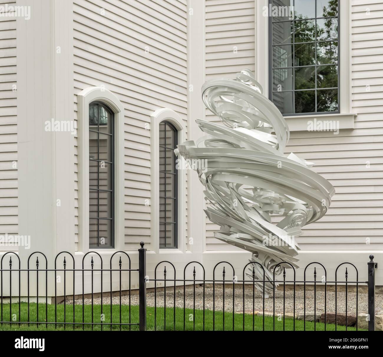 La sculpture extérieure d'Alice Aycock, Twister Grande à l'église de Sag Harbor, NY Banque D'Images