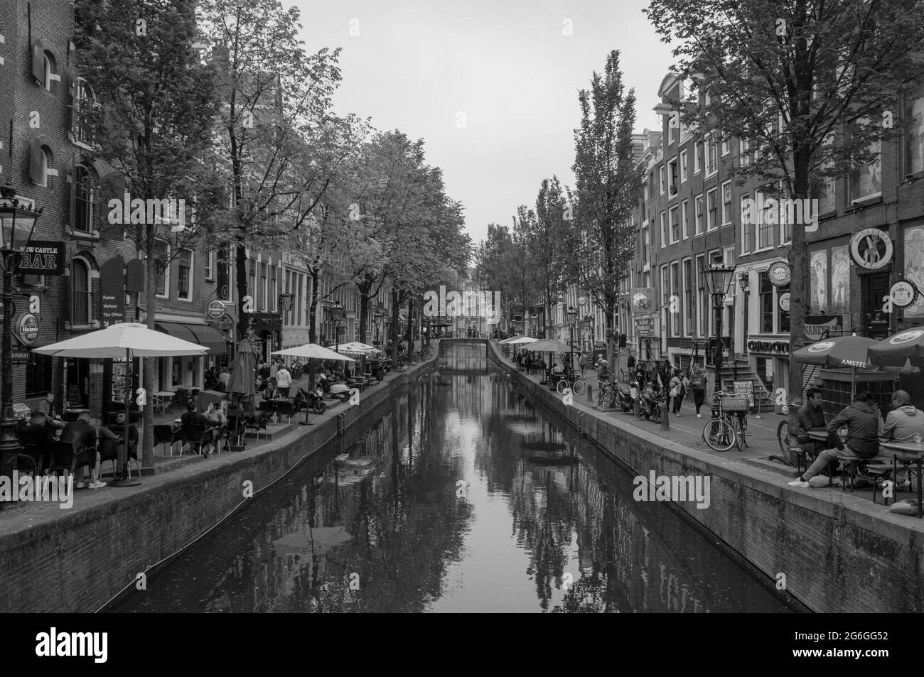 AMSTERDAM, PAYS-BAS. 06 JUIN 2021. Belle vue sur Amsterdam avec des maisons hollandaises typiques, des ponts et chanel. Petits bateaux sur le remblai. Noir Banque D'Images