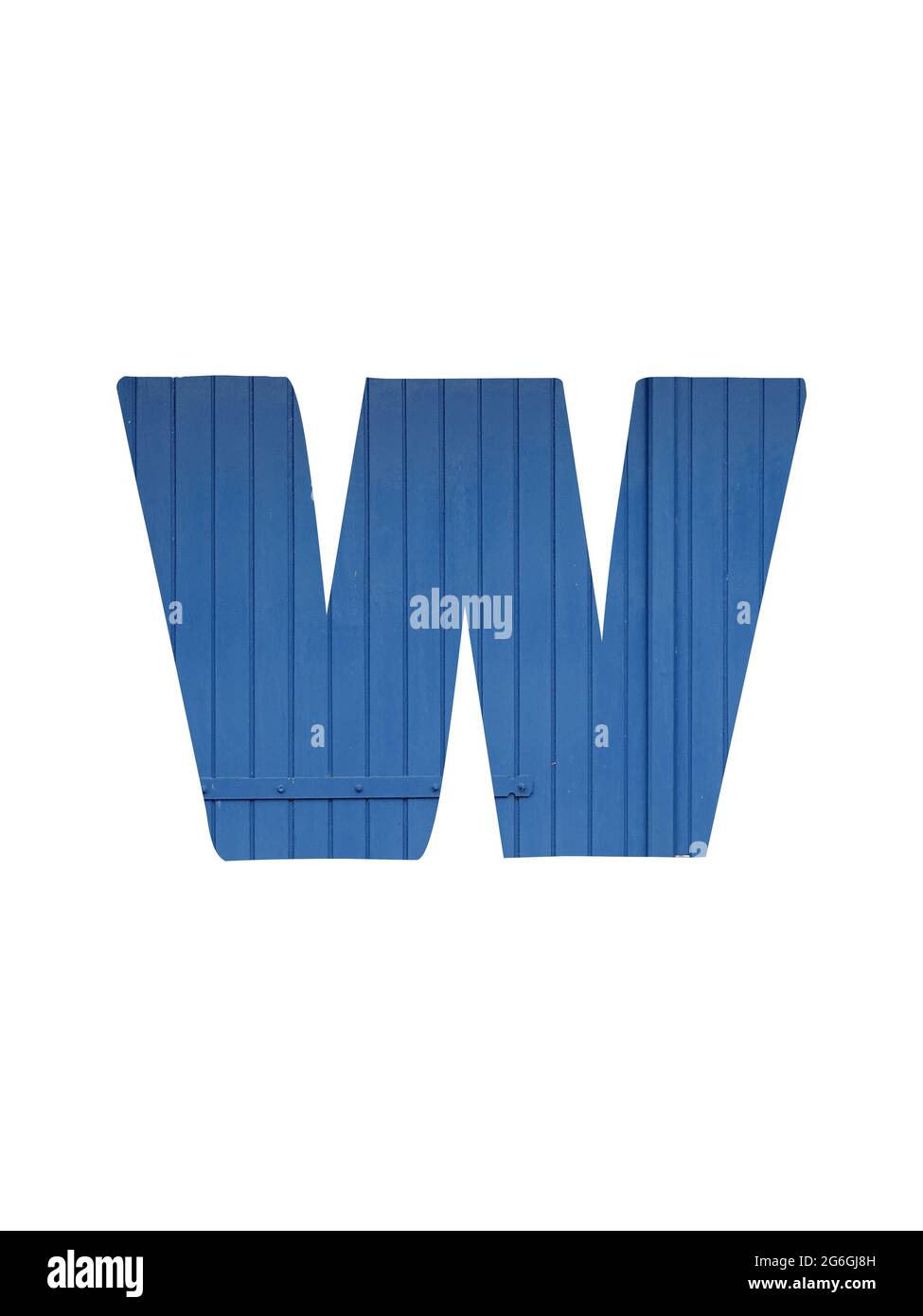 Lettre W de l'alphabet en bois bleu ancien, isolée sur fond blanc Banque D'Images