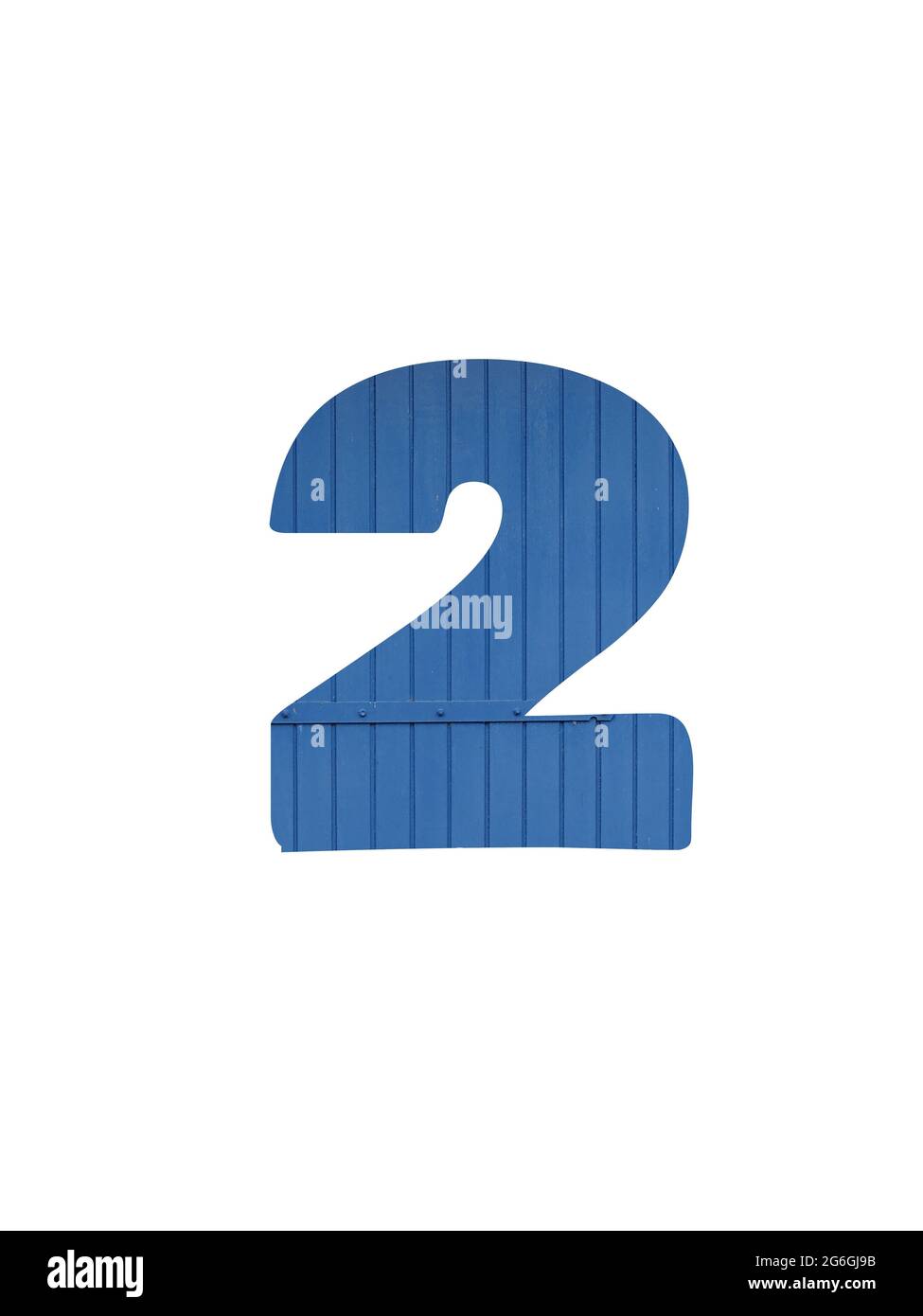 Numéro 2 de l'alphabet fait de vieux bois bleu, isolé sur un fond blanc Banque D'Images