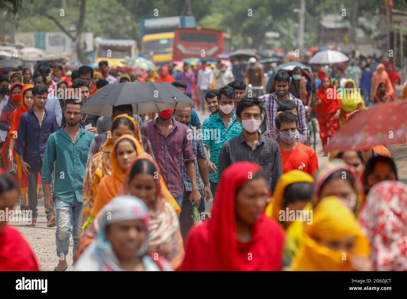 Des travailleurs du vêtement quittent l'usine pendant la pause déjeuner, à Dhaka, au Bangladesh, le 6 juillet 2021. Il s'agit du scénario après l'ouverture des usines pendant Banque D'Images