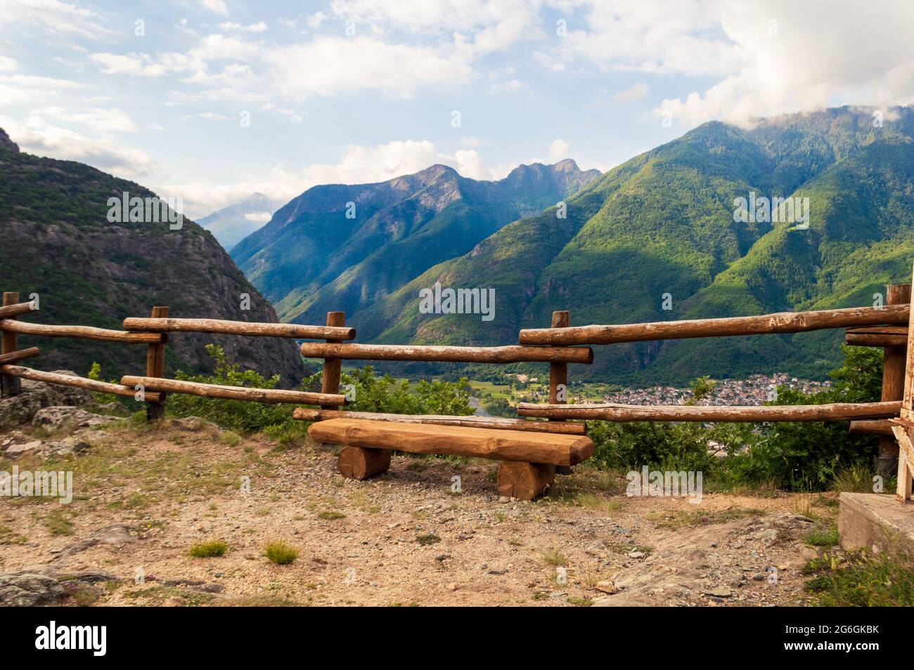 Vue sur le paysage d'un point d'observation dans la Valle d'Aoste, Italie en regardant vers la petite ville de Verres dans les Alpes Banque D'Images