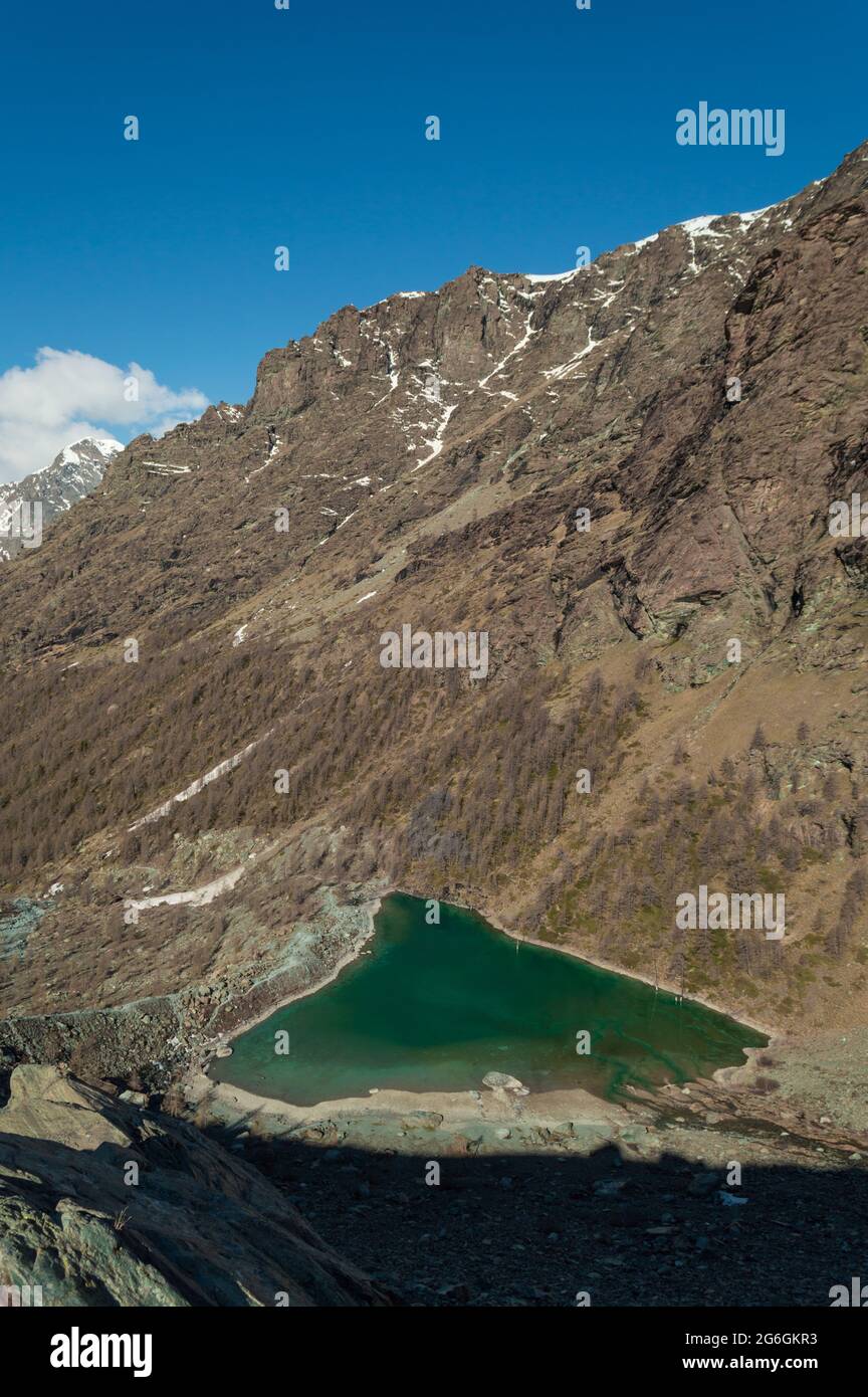 Paysage vue panoramique sur le lac Blu et la vallée d'Ayas dans l'Alta via de Monte Rosa près de Champoluc dans les Alpes italiennes Banque D'Images