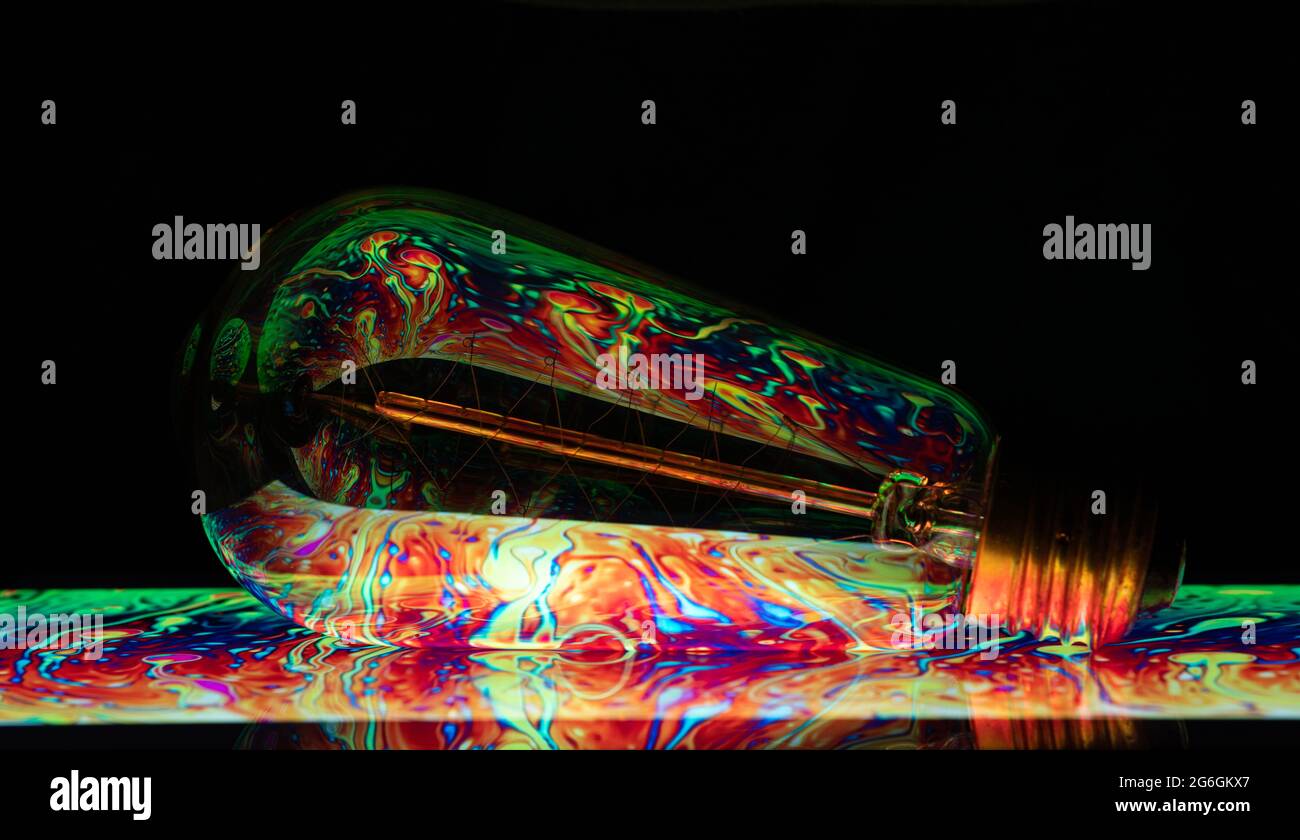 Papiers peints colorés avec ampoule et ipad Banque D'Images