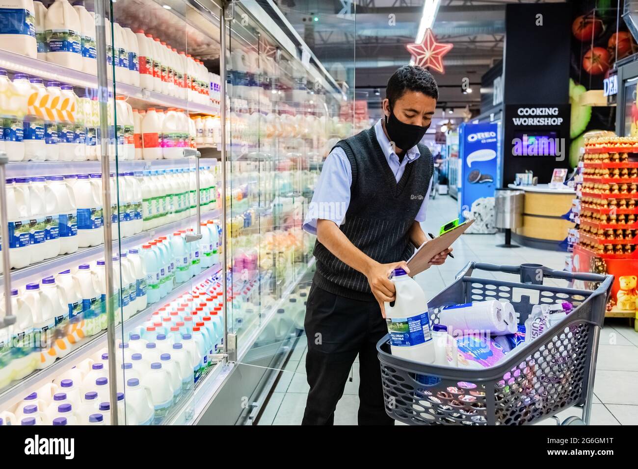Cape Town, Afrique du Sud - 10 décembre 2020 : membre du personnel qui cueille les produits d'épicerie de l'étagère pour un service de livraison express à domicile au service local Pick n Pay su Banque D'Images