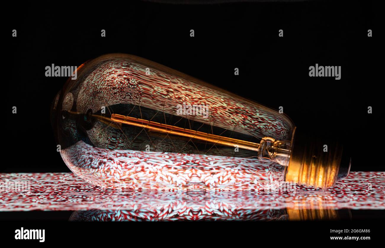 Papiers peints colorés avec ampoule et ipad Banque D'Images