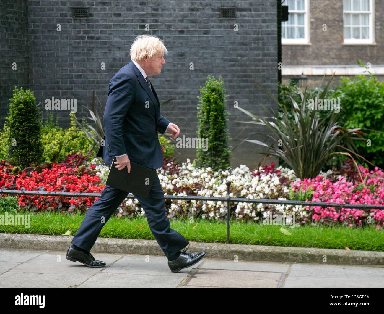 LONDRES, ANGLETERRE, JUILLET 05 2021, le Premier ministre britannique Boris Johnson quitte le 10 Downing Street pour Covid-19 Briefing. La quasi-totalité des restrictions Covid-19, y compris le port de masques faciaux et la prise de distance sociale, seront levées à partir du 19 juillet crédit : Lucy North/Alamy Live News Banque D'Images