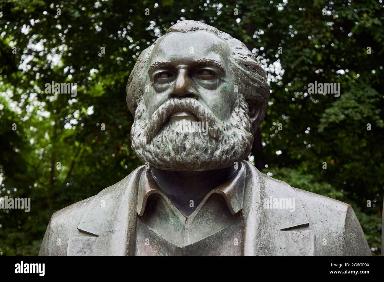 Karl Marx, Denkmal für Karl Marx und Friedrich Engels, von Ludwig Engelhardt, Teil von dem Skulpturenensemble Marx-Engels-Denkmal, Marx-Engels-Forum, Banque D'Images