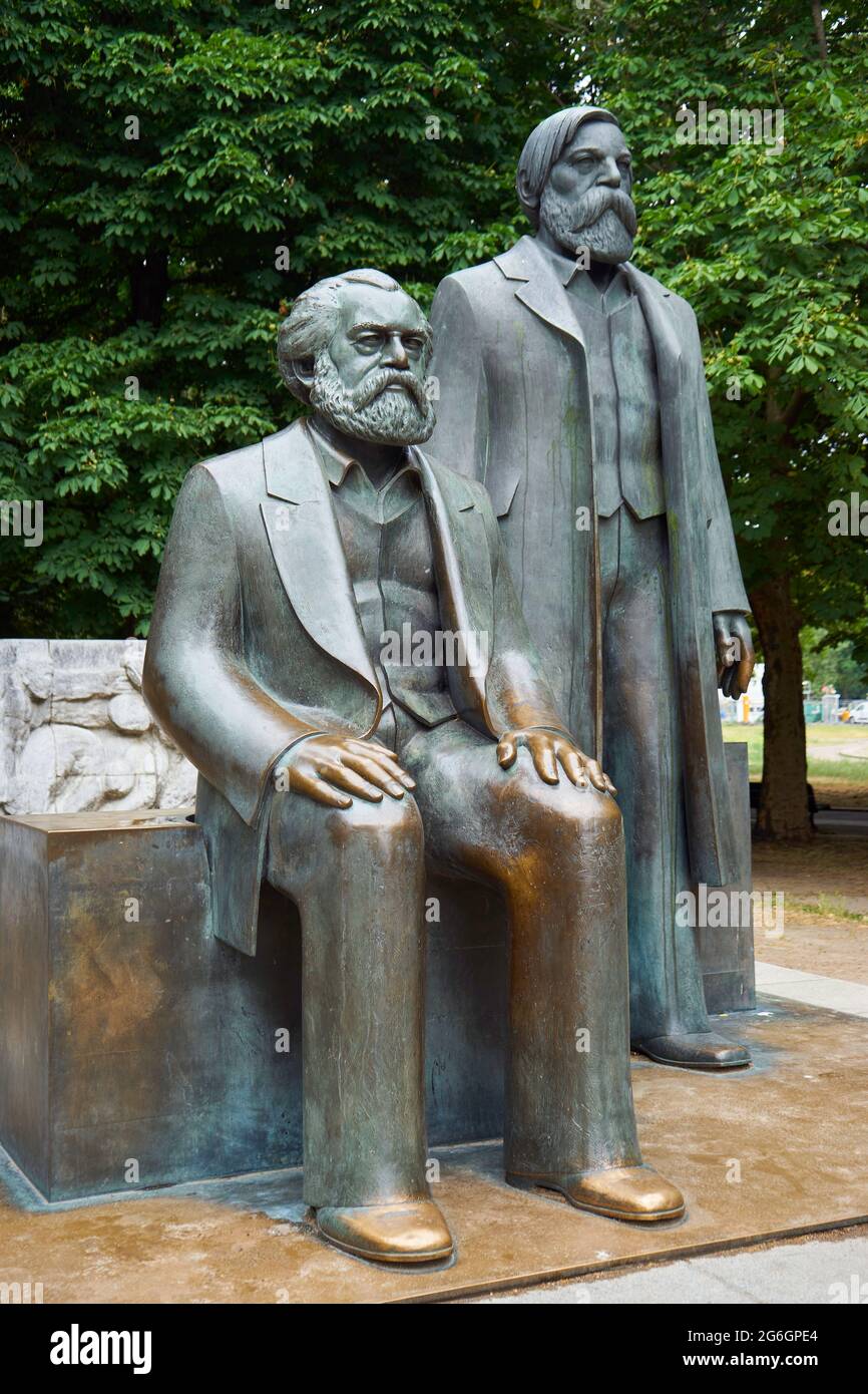 Denkmal für Karl Marx und Friedrich Engels, von Ludwig Engelhardt, Teil von dem Skulpturenensemble Marx-Engels-Denkmal, Marx-Engels-Forum, Berlin mit Banque D'Images